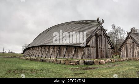 Der Königssaal in Sagnlandet Lejre vor grauem Himmel, Dänemark, 10. Dezember 2023 Stockfoto