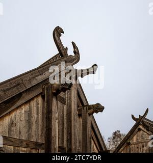 Holzschnitzereien nordischer Köpfe im Königssaal in Saganlandet Lejre, Dänemark, 10. Dezember 2023 Stockfoto