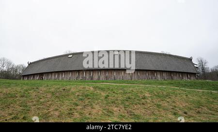 Der Königssaal in Sagnlandet Lejre vor grauem Himmel, Dänemark, 10. Dezember 2023 Stockfoto