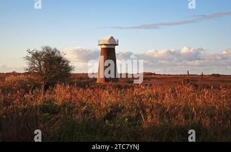 Ein Blick auf die gut erhaltene West Somerton Drainage Mill in Fen und Marschen an den Norfolk Broads in West Somerton, Norfolk, England, Vereinigtes Königreich. Stockfoto