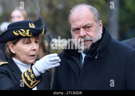 Straßburg, Frankreich. Dezember 2023. Tribut zum Gedenken an die fünf Opfer des Terroranschlags in Straßburg am 11. Dezember 2018. Im Beisein der Familien der Opfer, Bürgermeisterin von Straßburg, Eric Dupond-Moretti Siegelbewahrer und Justizministerin, Patricia Miralles Staatssekretärin, zuständig für Veteranen und Erinnerung, Josiane Chevalier Präfektin von Bas-Rhin und Greater East, vor der Gedenkstele am Place de la République. Straßburg, Nordostfrankreich, am 11. Dezember 2023. Foto: Nicolas Roses/ABACAPRESS.COM Credit: Abaca Press/Alamy Live N Stockfoto