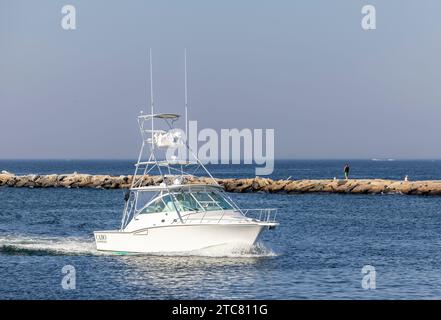 Ein cabo Express-Motorboot, das in den Hafen von montauk fährt Stockfoto