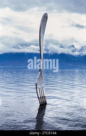 Fork of Vevey ist eine 8 Meter lange Gabel aus Edelstahl im Wasser des Genfer Sees in Vevey, Schweiz Stockfoto