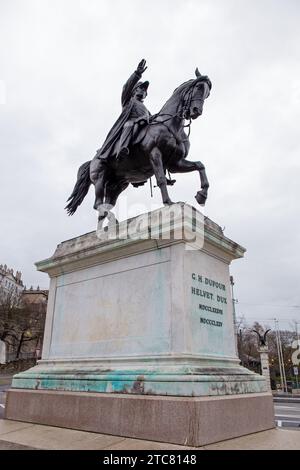 Bronzestatue des Generals Dufour in Uniform, der seinen rechten Arm in Genf, Schweiz, hochhebt. Enthüllt Am 2. Juni 1884 Stockfoto