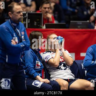 Trondheim, Norwegen. Dezember 2023. Trondheim, Norwegen, 10. Dezember 2023: Henny Ella Reistad (25 Norwegen) erhält medizinische Behandlung während des IHF Frauen-Weltmeisterschaftsspiels zwischen Frankreich und Norwegen im Trondheim Spektrum in Trondheim, Norwegen (Ane Frosaker/SPP) Credit: SPP Sport Press Photo. /Alamy Live News Stockfoto