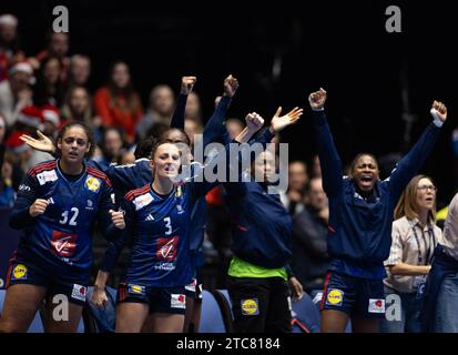 Trondheim, Norwegen. Dezember 2023. Trondheim, Norwegen, 10. Dezember 2023: Players of France feiert nach einem Treffer während des IHF Womens World Championship Spiels zwischen Frankreich und Norwegen im Trondheim Spektrum in Trondheim, Norwegen (Ane Frosaker/SPP) Credit: SPP Sport Press Photo. /Alamy Live News Stockfoto