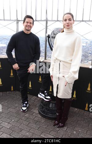 NEW YORK, NY - 11. DEZEMBER: Mark Wahlberg und Michelle Monaghan als Darsteller von Apple TV The Family Plan werben für die Filmpremiere im Empire State Building in New York City am 11. Dezember 2023. Copyright: XMediaPunchx Stockfoto