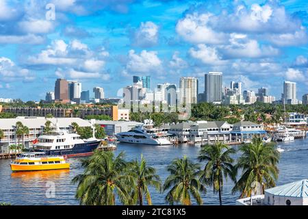 Die Skyline von Fort Lauderdale, Florida, USA am Tag auf dem Fluss. Stockfoto