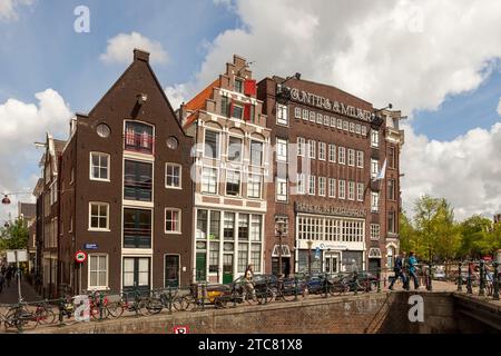 Fahrräder und Fußgänger auf der Egelantiersgracht, Amsterdam, Niederlande Stockfoto