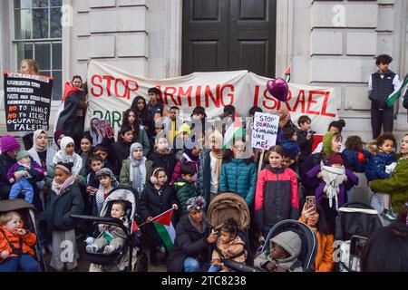 London, England, Großbritannien. Dezember 2023. Die Gruppe Eltern für Palästina und Kinder veranstalten einen Protest vor der Downing Street, der zu einem Waffenstillstand während des Krieges zwischen Israel und der Hamas aufruft. (Kreditbild: © Vuk Valcic/ZUMA Press Wire) NUR REDAKTIONELLE VERWENDUNG! Nicht für kommerzielle ZWECKE! Stockfoto