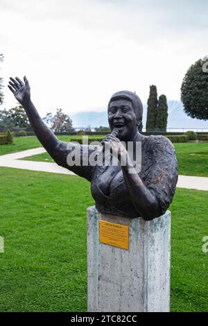 Montreux, Schweiz - 31. März 2018: Bronzestatue für Aretha Franklin auf dem Rasen der Miles Davis Hall, Austragungsort des berühmten Montreux Jazz Festivs Stockfoto