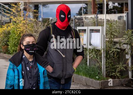 Montreux, Schweiz - 31. März 2018: Teenager in Spider-man-Kostüm gehen zur Polymanga-Konferenz, die der Populärkultur, Manga und gewidmet ist Stockfoto