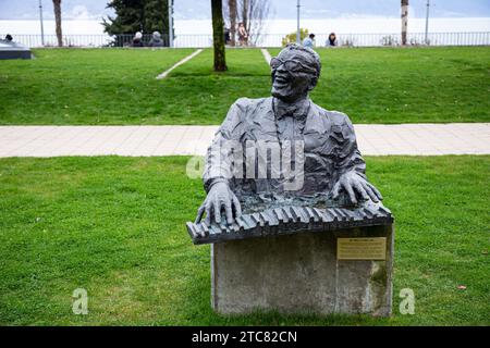 Montreux, Schweiz - 31. März 2018: Die Bronzestatue des Sängers und Songwriters Ray Charles, geschaffen von Marco Zeno, steht in den Gärten des Montre Stockfoto