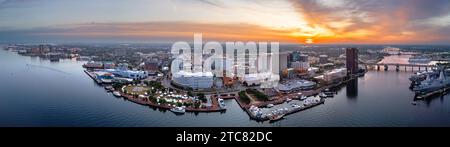 Die Skyline der Innenstadt von Norfolk, Virginia, USA, bei Sonnenuntergang über dem Elizabeth River. Stockfoto