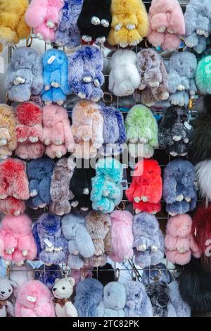 Prag, Tschechische Republik - 29. März 2018: Flauschige Osterspielzeugbunnies auf dem Markt in Prag, Tschechische Republik Stockfoto