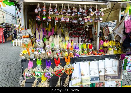 Prag, Tschechische Republik - 29. März 2018: Handgefertigte Osterhasen und Häuser auf dem Marktstand in Prag, Tschechische Republik Stockfoto