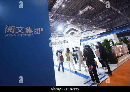 Shanghai, China. Dezember 2023. Besucher besuchen den Stand der China Literature Group auf der Yangtze River Delta Cultural Expo 2020 in Shanghai, China, am 19. November 2020. (Foto: Costfoto/NurPhoto) Credit: NurPhoto SRL/Alamy Live News Stockfoto