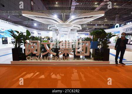 Shanghai, China. Dezember 2023. Besucher besuchen den Stand der China Literature Group auf der Yangtze River Delta Cultural Expo 2020 in Shanghai, China, am 19. November 2020. (Foto: Costfoto/NurPhoto) Credit: NurPhoto SRL/Alamy Live News Stockfoto