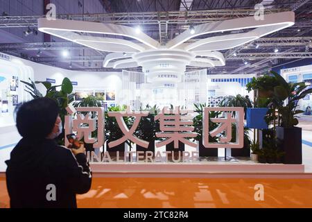 Shanghai, China. Dezember 2023. Besucher besuchen den Stand der China Literature Group auf der Yangtze River Delta Cultural Expo 2020 in Shanghai, China, am 19. November 2020. (Foto: Costfoto/NurPhoto) Credit: NurPhoto SRL/Alamy Live News Stockfoto