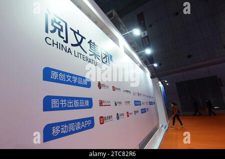 Shanghai, China. Dezember 2023. Besucher besuchen den Stand der China Literature Group auf der Yangtze River Delta Cultural Expo 2020 in Shanghai, China, am 19. November 2020. (Foto: Costfoto/NurPhoto) Credit: NurPhoto SRL/Alamy Live News Stockfoto