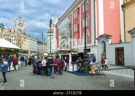 Prag, Tschechische Republik - 29. März 2018: Stadtmarkt mit Speisen und Souvenirs in der Nähe des Einkaufszentrums Palladium in Prag, Tschechische Republik, nach Ostern Stockfoto