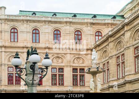 Wien, Österreich. 30. September 2023. Fassade des Renaissance-Opernhauses Stockfoto