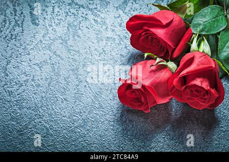 Ein Haufen aromatischer roter Rosen auf schwarzem Hintergrund Feiertagskonzept Stockfoto