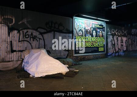 Berlin - Deutschland. Obdachlosenlager unter einer Brücke am Alex. *** 04 12 2023, Berlin, Deutschland. Dezember 2023. Obdachlosencamp unter einer Brücke auf Alex Credit: Imago/Alamy Live News Stockfoto