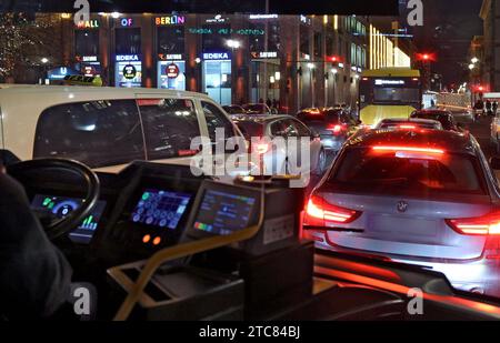 Berlin - Deutschland. Busse der BVG stehen oft im Stau. *** 04 12 2023, Berlin, Deutschland. Dezember 2023. BVG-Busse stecken oft in Staus. Credit: Imago/Alamy Live News Stockfoto