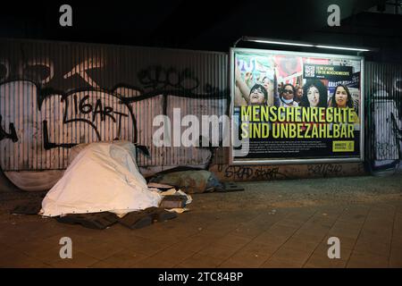 Berlin - Deutschland. Obdachlosenlager unter einer Brücke am Alex. *** 04 12 2023, Berlin, Deutschland. Dezember 2023. Obdachlosencamp unter einer Brücke auf Alex Credit: Imago/Alamy Live News Stockfoto
