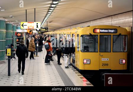 Berlin - Deutschland. Viel los am U-Bahnhof Zoologischer Garten. *** 04 12 2023, Berlin, Deutschland. Dezember 2023. Viel los in der U-Bahn-Station Zoologischer Garten Credit: Imago/Alamy Live News Stockfoto