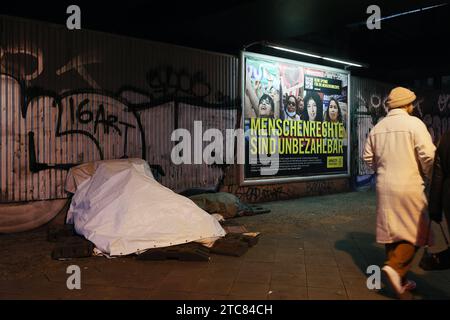 Berlin - Deutschland. Obdachlosenlager unter einer Brücke am Alex. *** 04 12 2023, Berlin, Deutschland. Dezember 2023. Obdachlosencamp unter einer Brücke auf Alex Credit: Imago/Alamy Live News Stockfoto