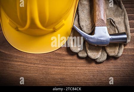 Klauenhammer Bauhelm Schutzhandschuhe Baukonzept Stockfoto