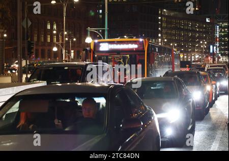 Berlin - Deutschland. Busse der BVG stehen oft im Stau. *** 04 12 2023, Berlin, Deutschland. Dezember 2023. BVG-Busse stecken oft in Staus. Credit: Imago/Alamy Live News Stockfoto