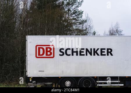 DB Schenker Logo auf einem geparkten Wohnwagen in Mäntsälä, Finnland. November 2023. Stockfoto