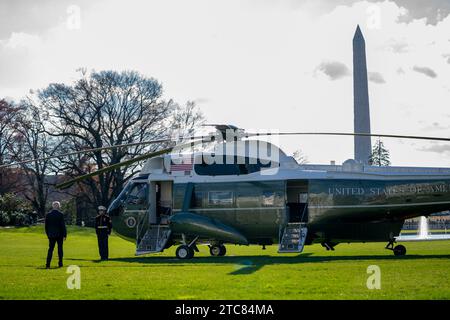 Washington, Usa. Dezember 2023. Präsident Joe Biden besteigt Marine One auf dem South Lawn des Weißen Hauses in Washington, DC, auf dem Weg nach Philadelphia, Pennsylvania am Montag, den 11. Dezember 2023. Foto: Bonnie Cash/Pool/ABACAPRESS.COM Credit: Abaca Press/Alamy Live News Stockfoto