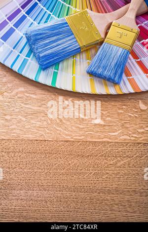 Lackpinsel und mehrfarbiger pantone-Lüfter auf Holzbrettern Stockfoto