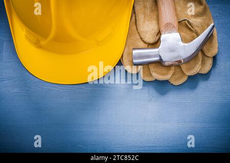 Satz Bauhelm Klauenhammer Schutzhandschuhe Konstruktionskonzept Stockfoto