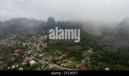 Aus der Vogelperspektive auf die Stadt Kalabaka in der Nähe der berühmten Klöster Meteora Felsklippen. Griechenland Wahrzeichen, Griechenland Europa Stockfoto