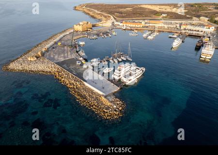 Luftdrohnenlandschaft Yacht und Angelhafen. Draufsicht von oben. Paphos Hafen, Zypern, Europa Stockfoto