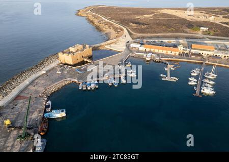 Luftdrohnenlandschaft Yacht und Angelhafen. Draufsicht von oben. Paphos Hafen, Zypern, Europa Stockfoto