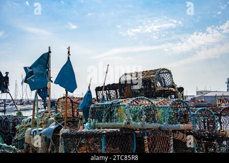 SCARBOROUGH, NORTH YORKSHIRE, Vereinigtes Königreich, 18. JULI 2022: Hummertöpfe im Hafen von Scarborough, North Yorkshire Stockfoto