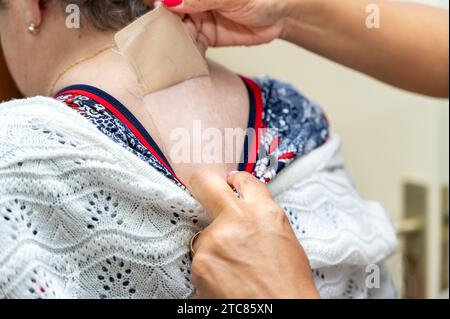Arzt oder Krankenschwester, die medizinisches Pflaster auf ältere Frau im Krankenhaus aufbringen. Hochwertige Fotos Stockfoto