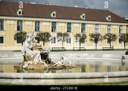 Donau, Inn und Enns Statuen auf dem Schloss Schönbrunn in Wien Stockfoto