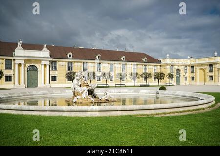 Donau, Inn und Enns Statuen auf dem Schloss Schönbrunn in Wien Stockfoto