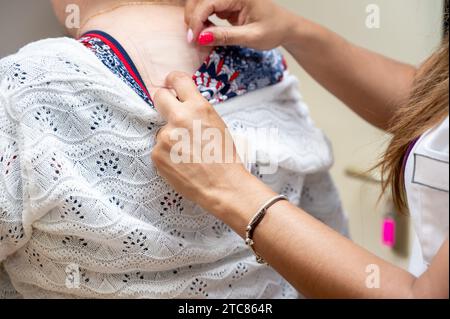 Arzt oder Krankenschwester, die medizinisches Pflaster auf ältere Frau im Krankenhaus aufbringen. Hochwertige Fotos Stockfoto