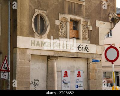 Hamburger-Eck-Schild am Hamburger Hof in der Stadt. Das verlassene Haus ist eine Ruine in der Stadt. Der Zustand des Gebäudes ist schlecht. Stockfoto