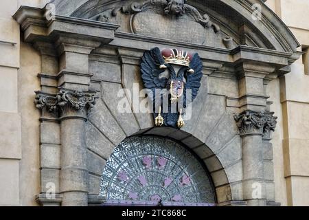 Wappen des Königs Charles IV am Eingang zur Karlsbrücke in Prag Stockfoto