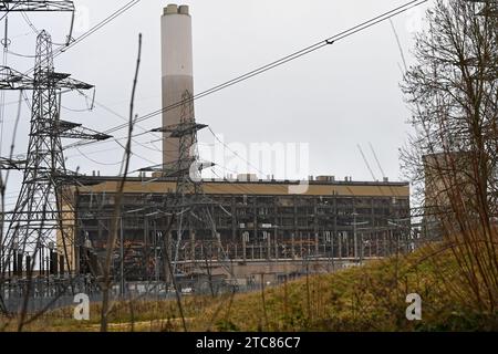 Übertragungstürme, elektrische Pylonen, Stromversorgung, Gitterturm, Stützkabel, Übertragung von Leistung, Hochspannung Stockfoto