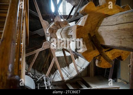 Riesige hölzerne Getriebemotor Hebezeug in Daniel Turm St. George-Kirche in Nordlingen Stockfoto